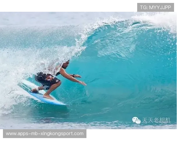世界冲浪大赛巨浪卷人！选手被救生艇救起