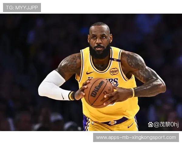 詹姆斯背打转身勾手入网，湖人继续扩大优势