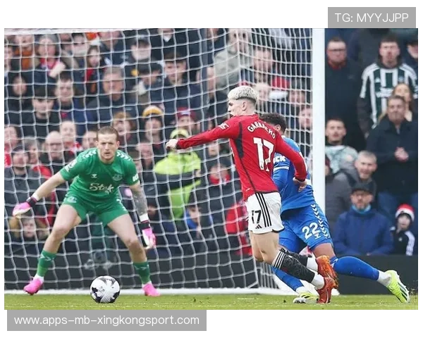 曼联边路快速传切，拉什福德点射破门稳住场面